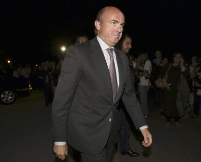 El ministro de Economía, Luis de Guindos, a su llegada al tanatorio San Isidro de Madrid