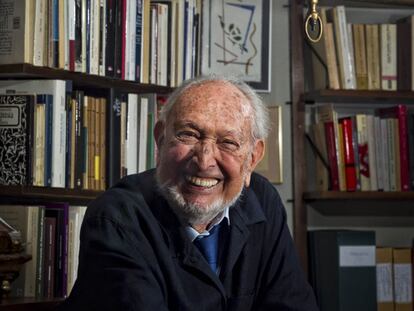 Josep María Castellet, escritor y editor, en su casa de Barcelona.