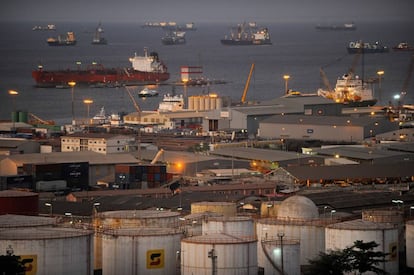 Vista del puerto de Luanda, la capital y principal ciudad de Angola. 
