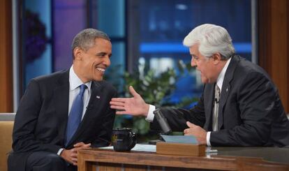 Barack Obama charla con Jay Leno en su programa.