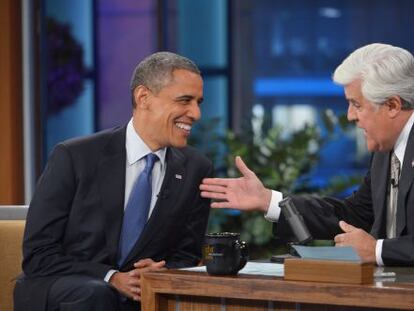 Barack Obama charla con Jay Leno en su programa.