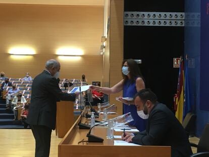 La decana del Colegio de Abogados de Valencia, en la entrega de diplomas a los letrados con 25 años o más de experiencia, en el acto celebrado en la Ciudad de la Justicia.