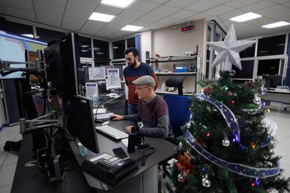 César Fernández y José Antonio Pérez, los dos trabajadores de salvamento marítimo que trabajan la Nochebuena en Cádiz