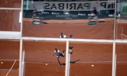 Uno de los partidos de Roland Garros se refleja en un espejo, el 27 de mayo de 2018.