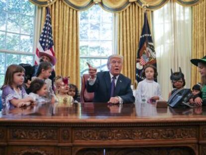 El presidente recibe a los pequeños en el Despacho Oval para celebrar Halloween