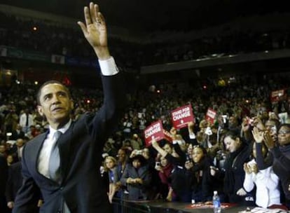 El aspirante demócrata Barack Obama saluda a una multitud de seguidores en la Universidad de Maryland.