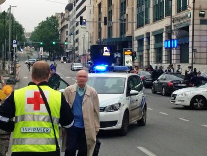 La polic&iacute;a bloquea este martes los accesos al centro comercial City2, en Bruselas. 