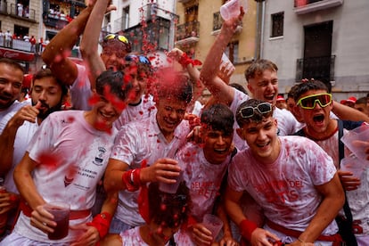 La ciudad española de Pamplona se convierte este sábado en la capital mundial de la fiesta, con el lanzamiento del chupinazo que da inicio a los Sanfermines 2024, hasta dentro de nueve días, cuando se entone el triste 'Pobre de mí'. 