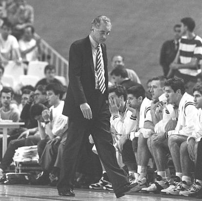 Saltamos hasta 1994. En la imagen, Clifford Luyk, entrenador del Real Madrid de baloncesto, se pasea meditabundo ante el banquillo de suplentes de su equipo durante el Madrid-Joventut, valedero para participar en la Final Four. Se llevaron el gato al agua los catalanes de Joventut (67-71), que se llevarían el título aquel año tras ganarle la final al Partizan serbio por 71-70.