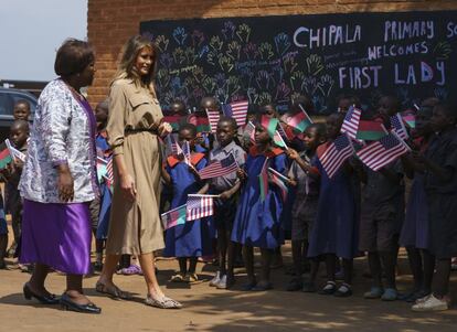 Melania Trump visita la escuela primaria Chipala en Lilongwe, Malawi, el 4 de octubre.