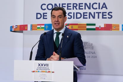 El presidente de la Junta de Andaluca, Juanma Moreno, ofrece una rueda de prensa durante la XXVII Conferencia de Presidentes, en el Palacio de la Magdalena, este viernes.