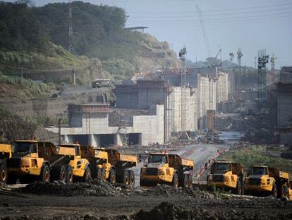 Camiones aparcados en las obras del canal de Panamá.