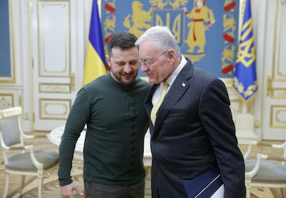 El presidente de Ucrania, Volodímir Zelenski, y el enviado estadounidense, Keith Kellogg, en Kiev.