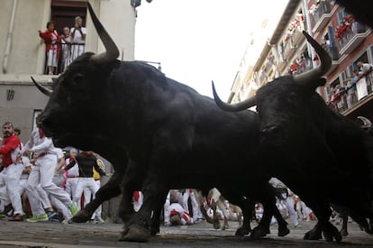 Los toros de la ganadería madrileña de Victoriano del Río llegan a la curva de Mercaderes.