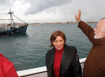 La ministra de Agricultura, Pesca y Alimentación, Elena Espinosa, junto al consejero de Agricultura y Pesca, Isaías Pérez, han despedido a los siete primeros barcos en el puerto gaditano tras el acuerdo de pesca.