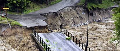 El puente Arties destrozado al paso del rio Garona.