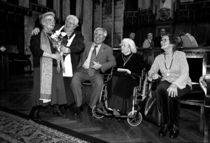 23 de enero de 2001. Entrega de las medallas de oro al merito artistico en el Ayuntamiento de Barcelona. De izquierda a derecha: Teresa Pamies, Carmen Balcells, Joan Clos, Ana Maria Matute y Nuria Pompeya.