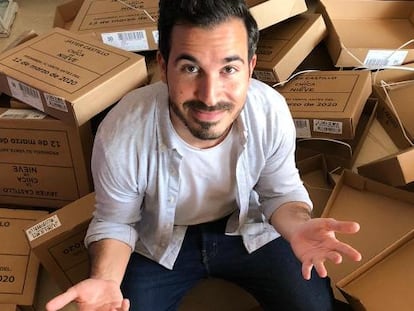 Javier Castillo en casa de sus suegros, horas antes de la presentación 'online' de 'La chica de nieve', rodeado de las cajas de los ejemplares de sus libros que se pasó la tarde firmando.