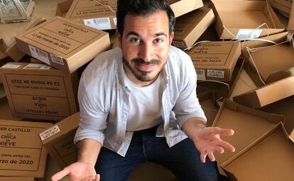 Javier Castillo en casa de sus suegros, horas antes de la presentación 'online' de 'La chica de nieve', rodeado de las cajas de los ejemplares de sus libros que se pasó la tarde firmando.