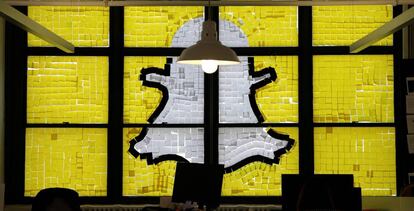 Logo de Snapchat hecho con post-its en una redacci&oacute;n de Nueva York