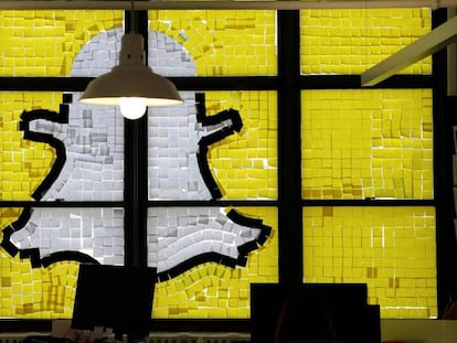 Logo de Snapchat hecho con post-its en una redacción de Nueva York