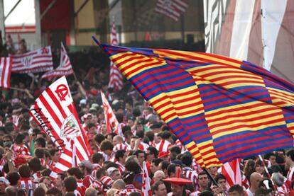 Hinchas del Barça y el Athletic en los exteriores de Mestalla en la final de 2009.