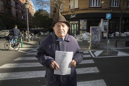 Miguel Cuenca, de 87 a&ntilde;os, muestra la sentencia en la que el Tribunal de Estrasburgo dictamina que hace dos d&eacute;cadas el ruido junto a su vivienda en Valencia viol&oacute; su derecho a la intimidad.