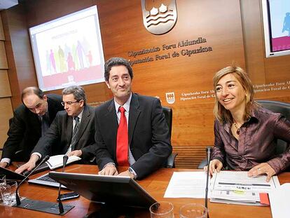 El diputado de Hacienda y Finanzas, Pello Gónzalez, presenta con miembros de su equipo la campaña de la renta.