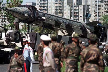 Misil Shahab-3 de alcance medio exhibido en un desfile militar en Teherán en 1998.