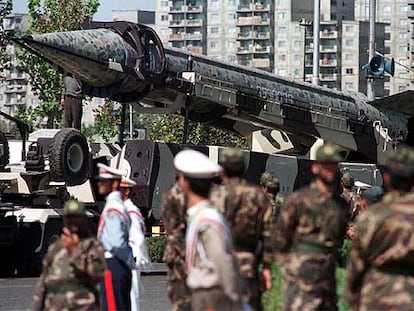 Misil Shahab-3 de alcance medio exhibido en un desfile militar en Teherán en 1998.