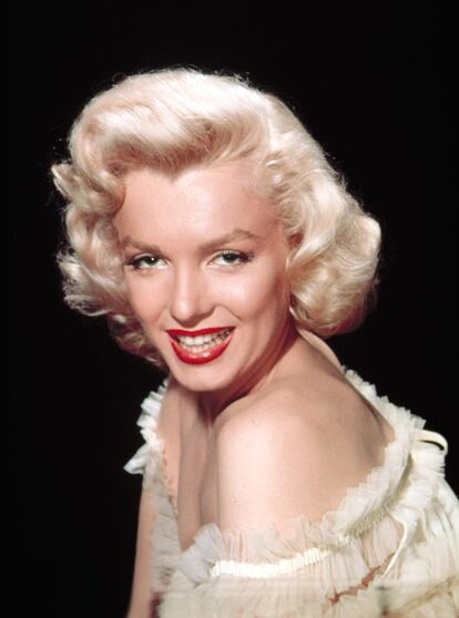 Os lábios sempre vermelhos. Uma vez transformada na ambição loira de Hollywood, Marilyn Monroe quase nunca aparecia em público sem os lábios pintados de carmim vermelho, um dos símbolos de sua identidade. Um batom Revlon usado pela atriz chegou a ser vendido por milhares de dólares num leilão.