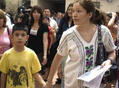 Elvira Arellano toma de la mano a su hijo Saúl antes de ser detenida