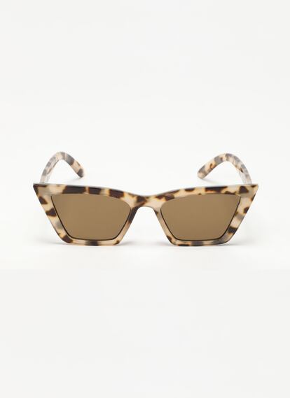 No pueden faltarte unas gafas de sol y el estilo ‘cat eye’ es siempre una apuesta segura. 4,99 €
