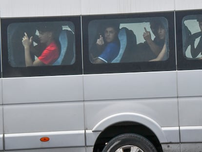 Algunos de los menores que han sido trasladados a la frontera de Ceuta este viernes para su retorno.
