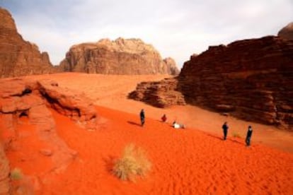 Arena roja entre formaciones de arenisca en el desierto de Wadi Rum, en Jordania.