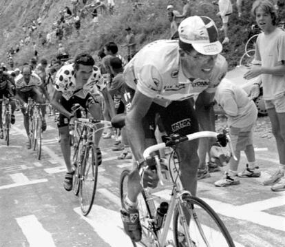 Miguel Induráin precede a Richard Virenque en el ascenso al Colombiere durante el desarrollo de la 18ª etapa entre Moutiers y Cluses del Tour de Francia 1994.