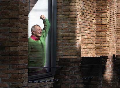 El arquitecto Richard Rogers, fotografiado delante de CaixaForum en Barcelona, donde se exhibe una muestra dedicada a él.