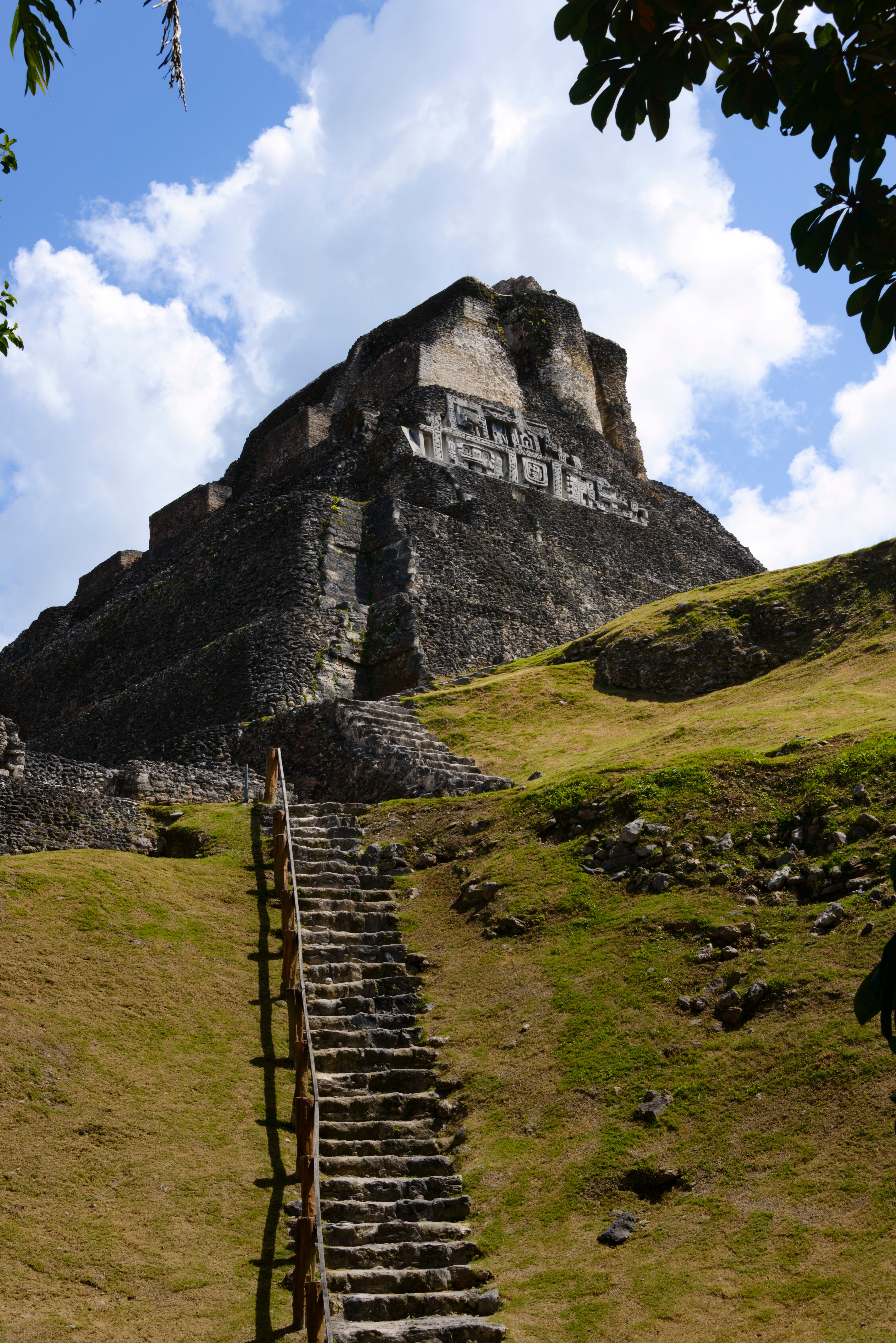 Vista de la pirámide del yacimiento maya de Xunantunich, en Belice.