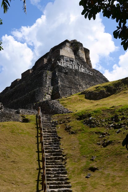 Vista de la pirámide del yacimiento maya de Xunantunich, en Belice.