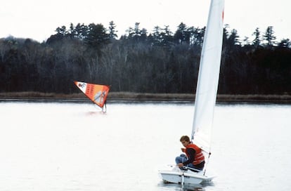 15 de octubre de 1984. El Príncipe practica vela en el lago Katchiwana (Canadá).