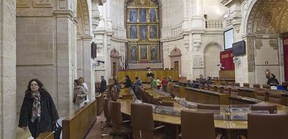 Unos visitantes se fotografían en el Salón de Plenos del Parlamento.