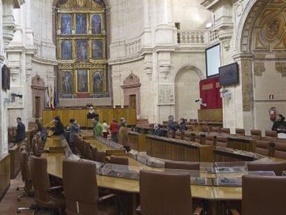 Unos visitantes se fotografían en el Salón de Plenos del Parlamento.
