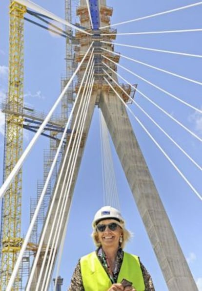 La alcaldesa de Cádiz, Teófila Martínez, ante las obras del Nuevo Puente de Cádiz.