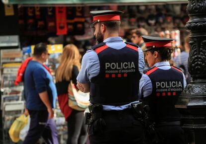 Agentes de los Mossos d'Esquadra patrullan La Rambla de Barcelona.