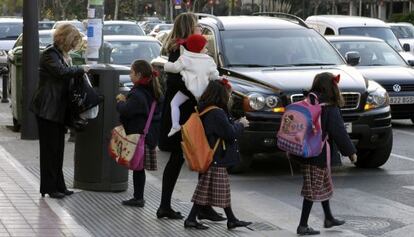 Madres y alumnas de un colegio privado concertado de Valencia, a la salida de clase.