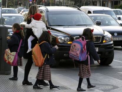 Madres y alumnas de un colegio privado concertado de Valencia, a la salida de clase.