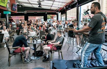 Imagen de un grupo de turistas británicos en un local en el centro de Benidorm, el pasado mes de octubre.