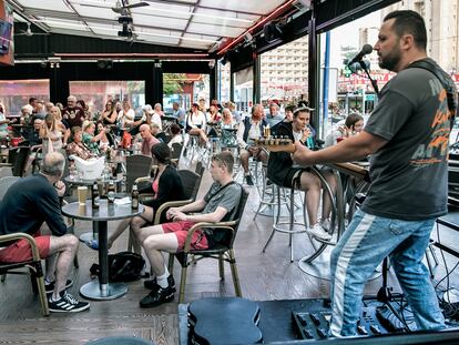 Imagen de un grupo de turistas británicos en un local en el centro de Benidorm, el pasado mes de octubre.