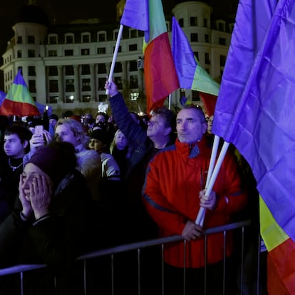 Bucharest (Romania), 05/12/2024.- People shout slogans and wave Romanian and EU flags during a Pro-Europe rally ahead of the presidential runoff at the University Plaza in downtown Bucharest, Romania, 05 December 2024. Thousands of people and civil rights activists gathered to support European Union core values during a rally '?Romania Hopes! Every vote counts!', organized by Geeks for Romania NGO and endorsed by the Save Romania Union Party (USR). Romania is set for the second round of presidential election after its top court certified shock first-round result, confirming the lead of independent ultra-nationalist candidate Calin Georgescu, who will face USR liberal leader Elena Lasconi in the second round on 08 December. (Elecciones, Rumana, Bucarest) EFE/EPA/ROBERT GHEMENT
