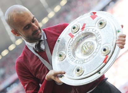 Guardiola, sobre el césped del Allianz, observa el cetro de la Bundesliga.